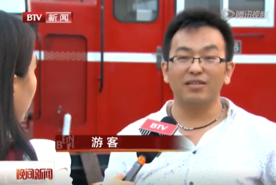 前门台湾商务区文化夜市开市作为游客接受采访(图1)