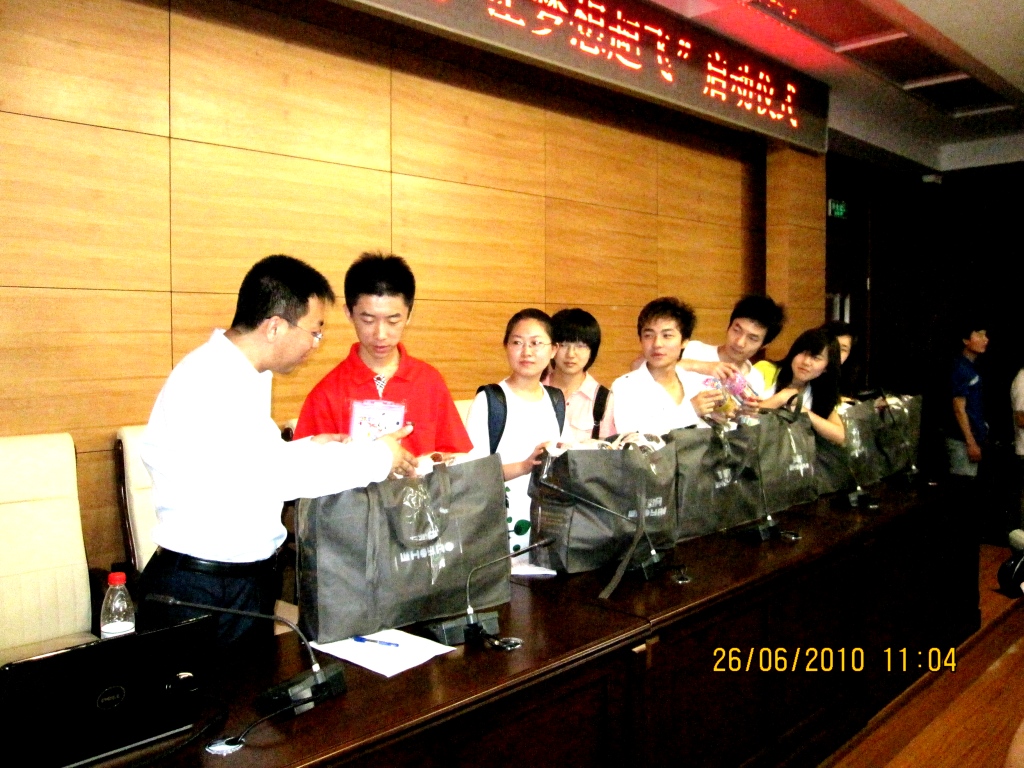 给学生代表发放爱心礼包